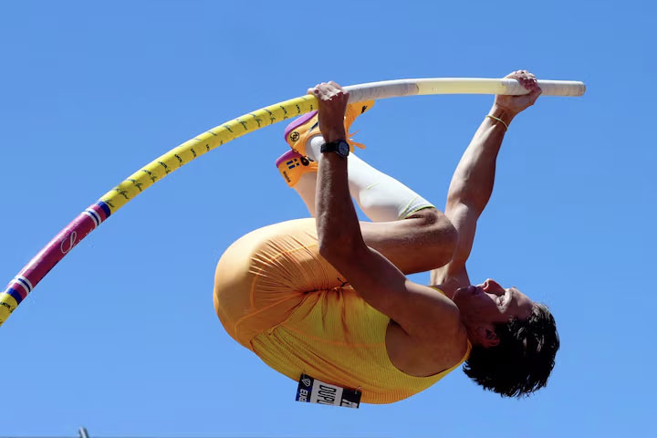 image Duplantis defies gravity again, sets pole vault world record for 13th time